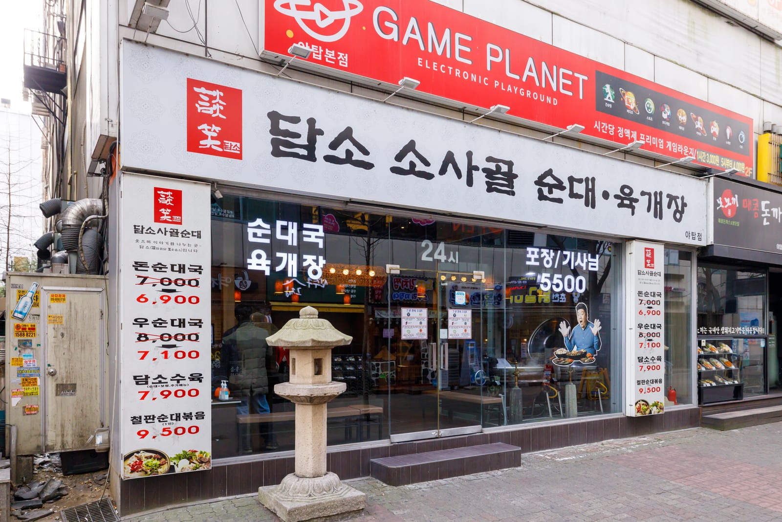 통유리 너머 홀이 비치는 코너 매장 외관