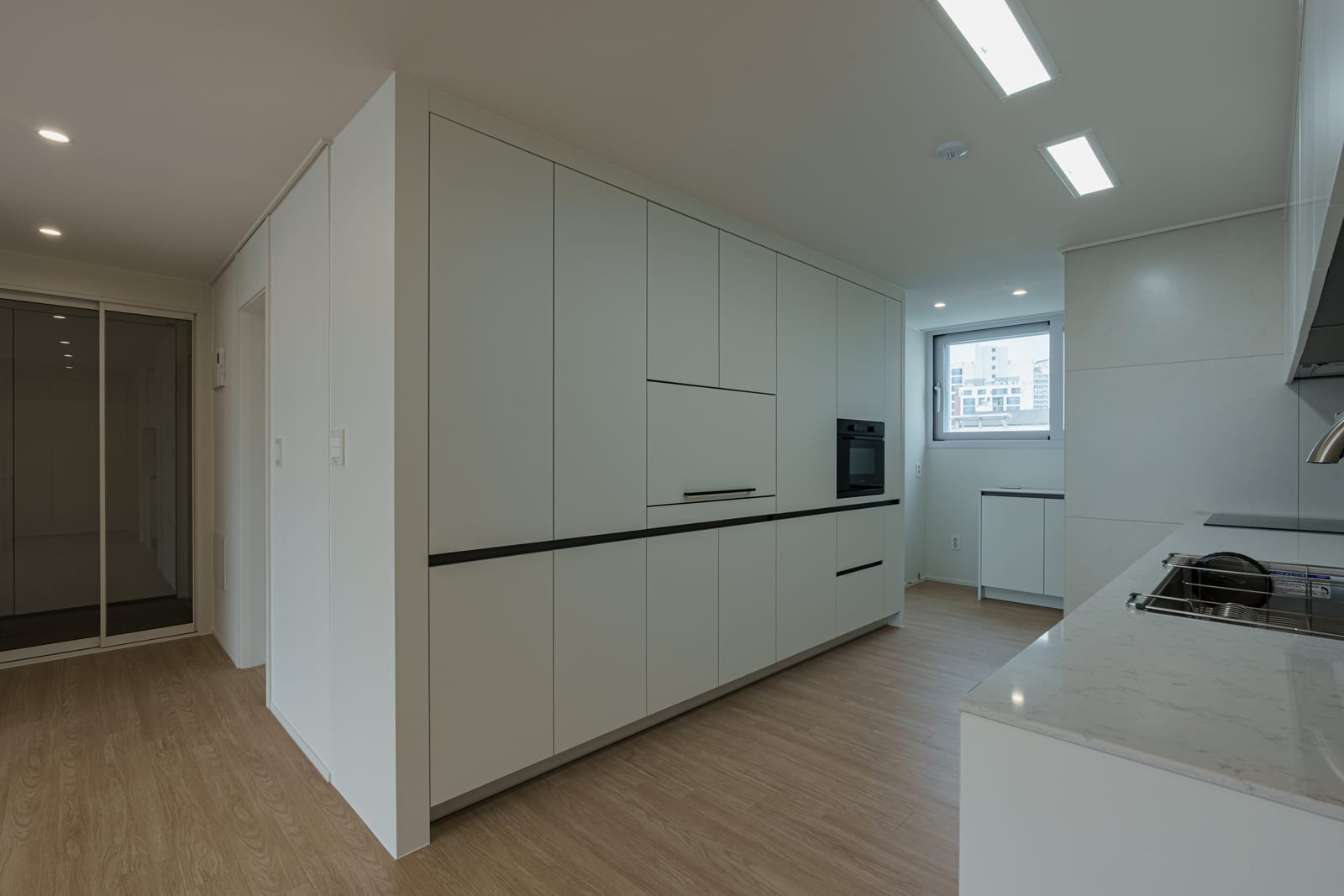 화이트 플랫 패널 주방 수납장