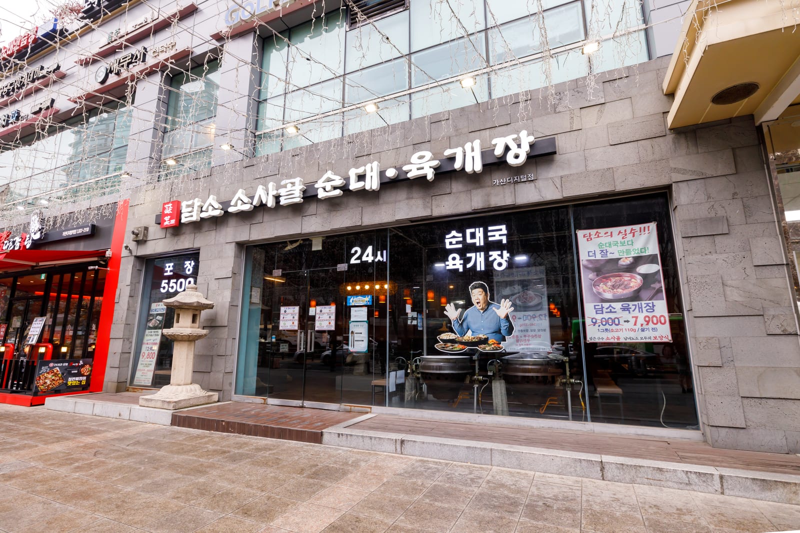 화강석 외관과 석등 오브제, 야간 조명