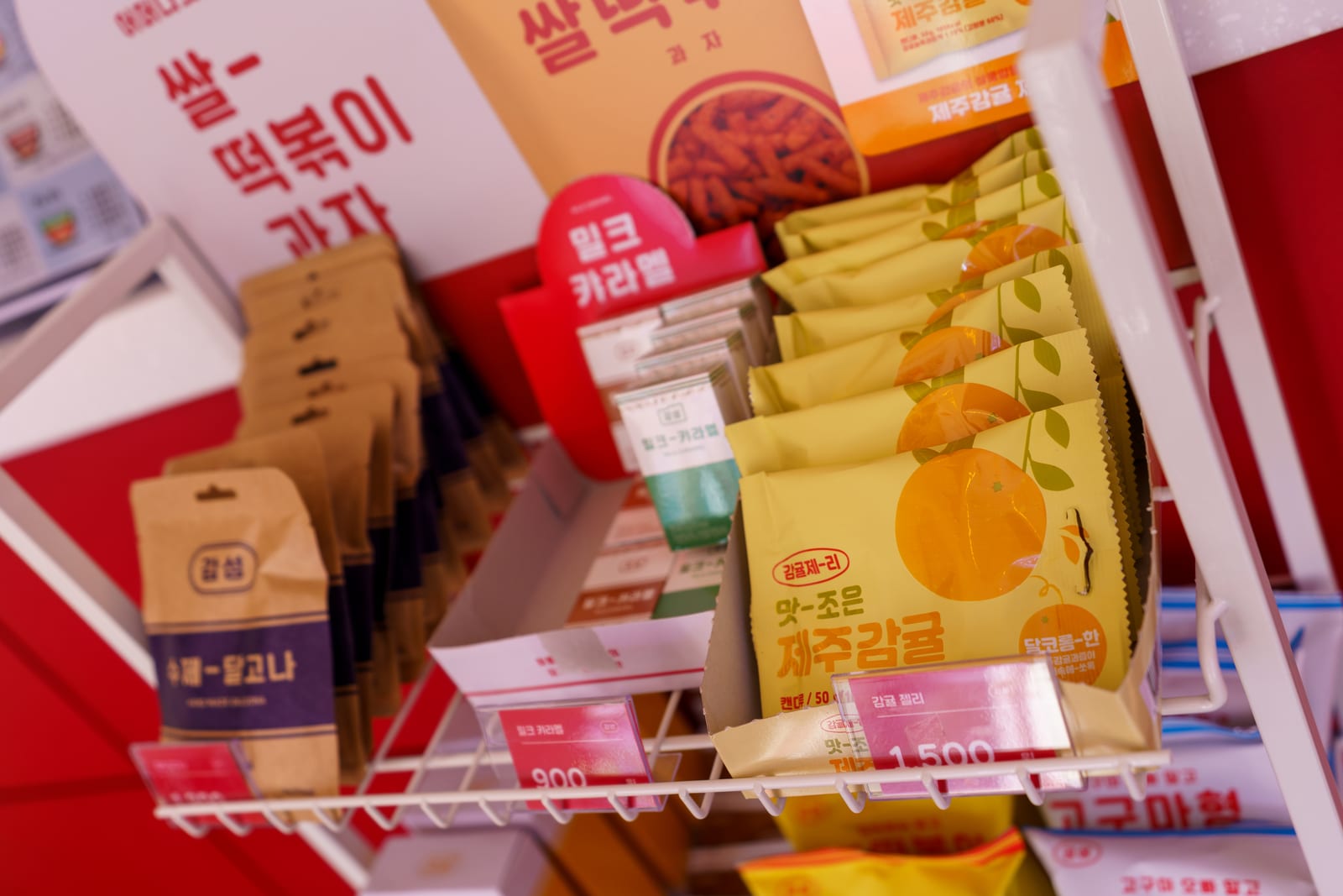 레드 배경 앞 컬러풀한 스낵 진열대