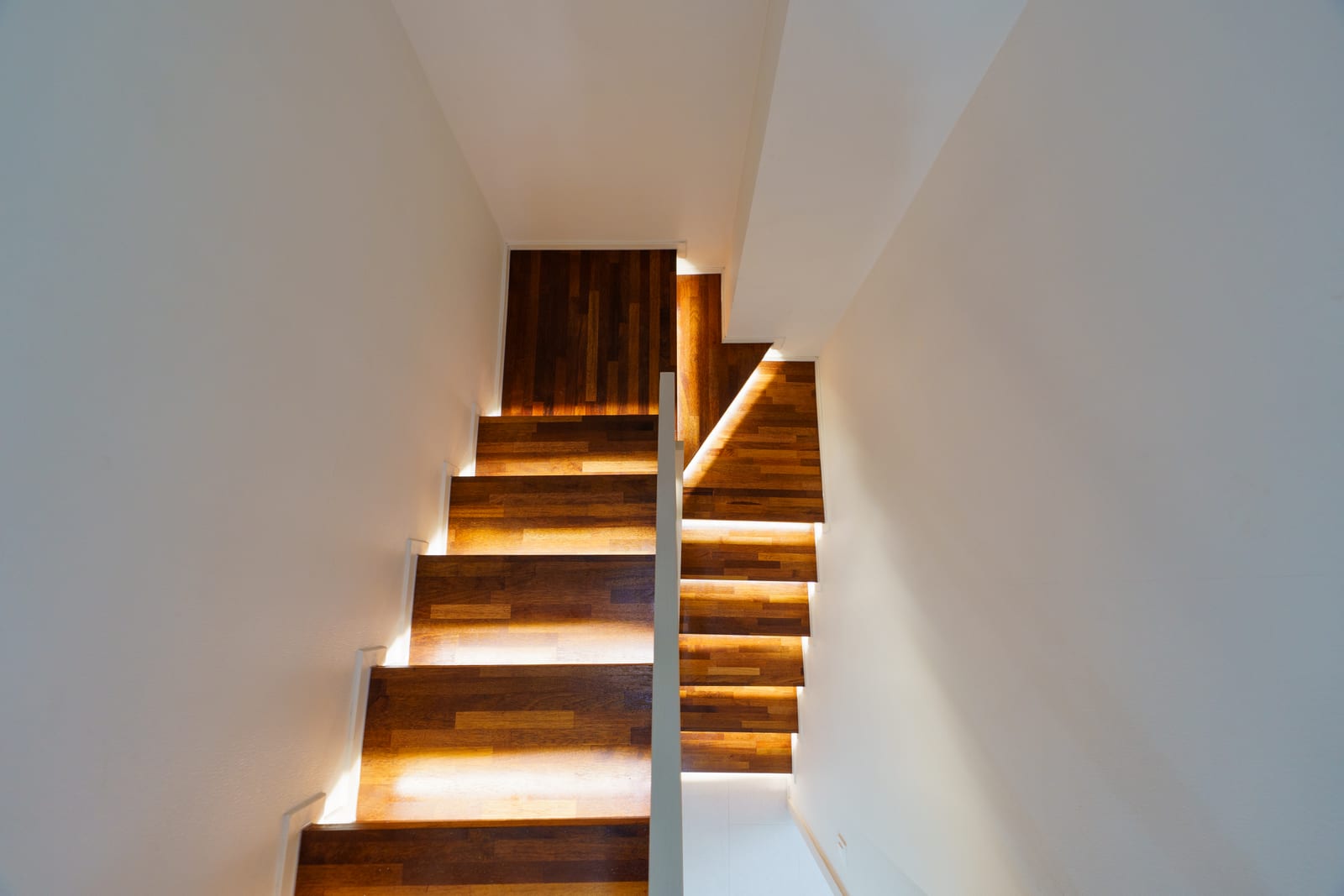 우드톤 계단과 하단 간접조명 라인