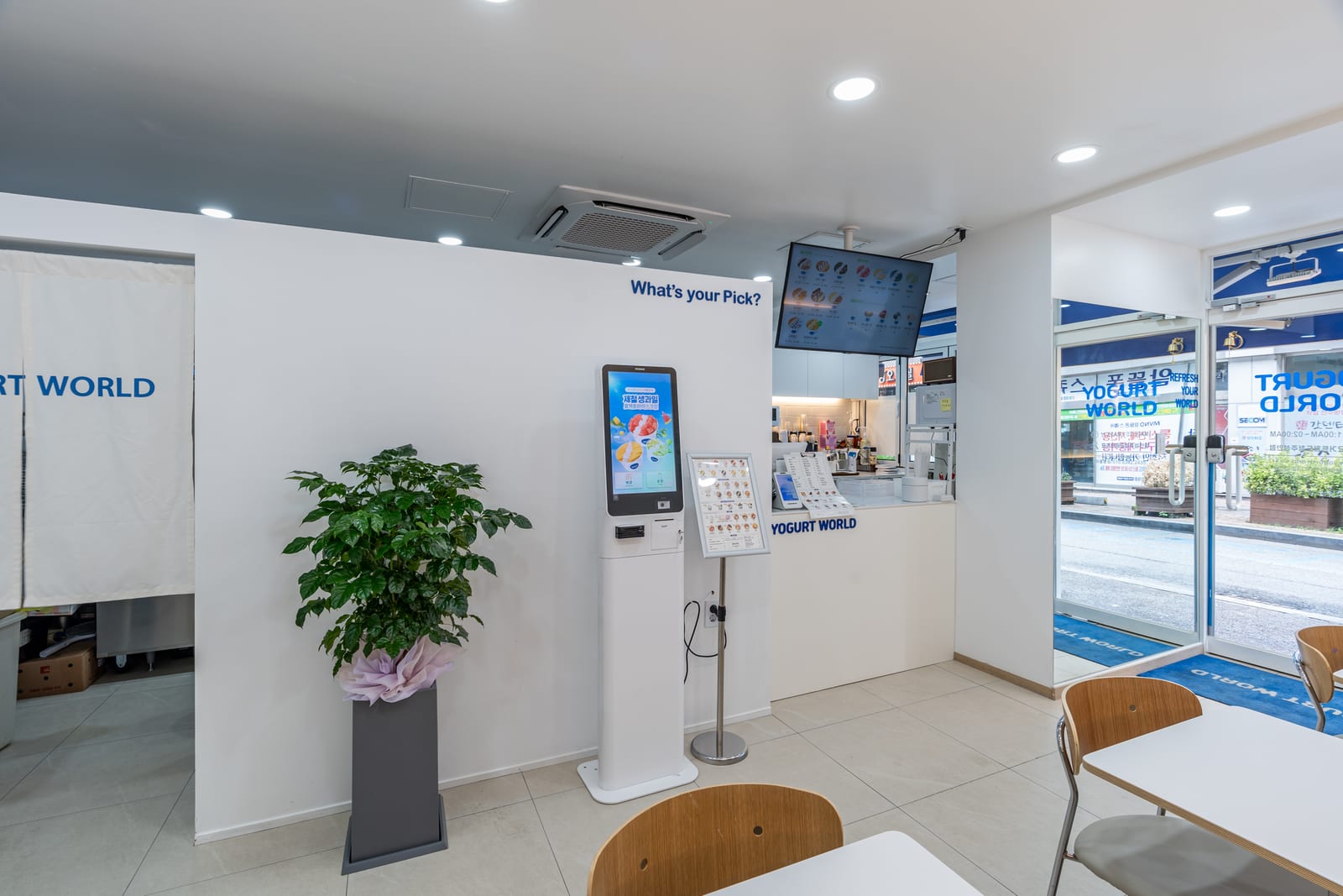 터치스크린 키오스크와 통유리 출입구, 화분