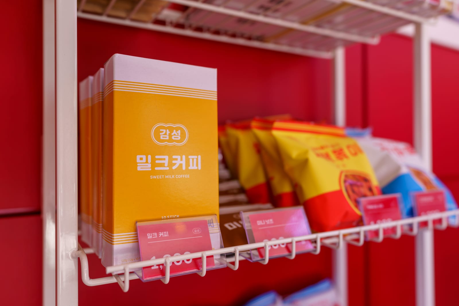 레드 벽면과 노란 줄무늬 상자 진열
