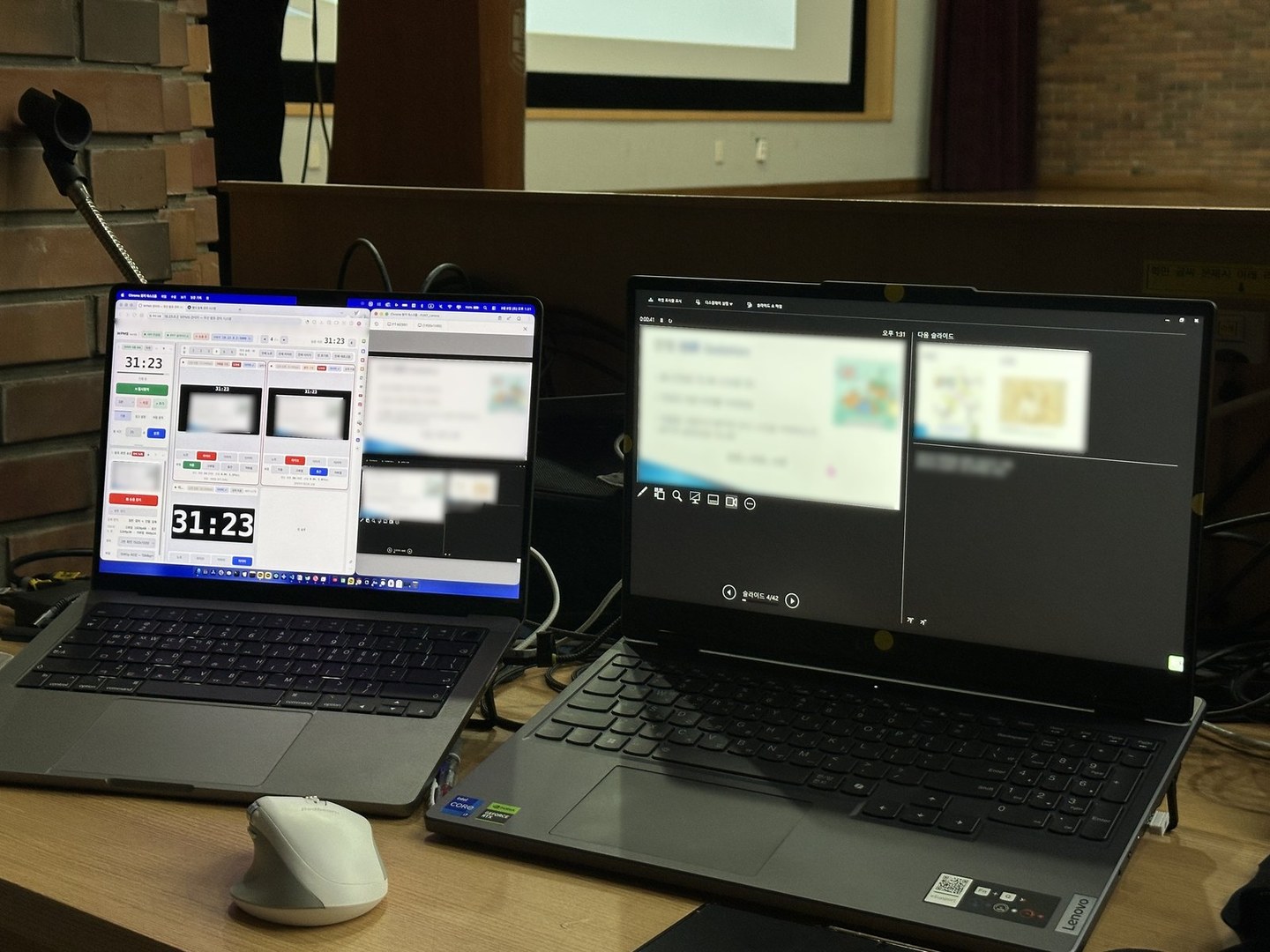 무대 스크린을 배경으로 한 운영석